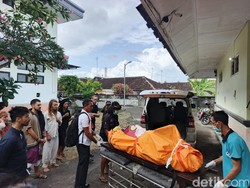 Diiringi Tangis, Keluarga Jemput Jenazah WN Polandia untuk Dikremasi