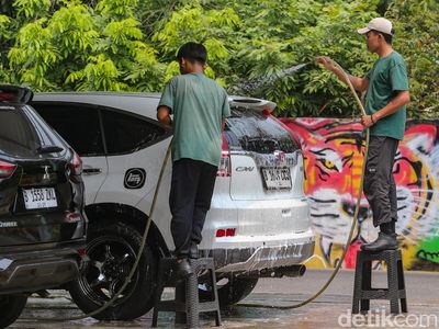 Abu Vulkanik Bikin Jasa Cuci Kendaraan Kebanjiran Pelanggan