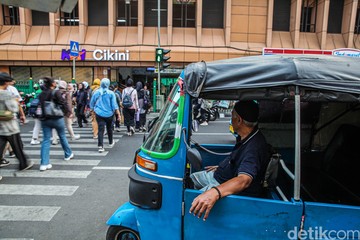 Bajaj Masih Eksis di Tengah Gempuran Ojol
