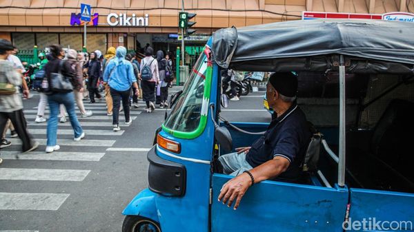Bajaj Masih Eksis di Tengah Gempuran Ojol