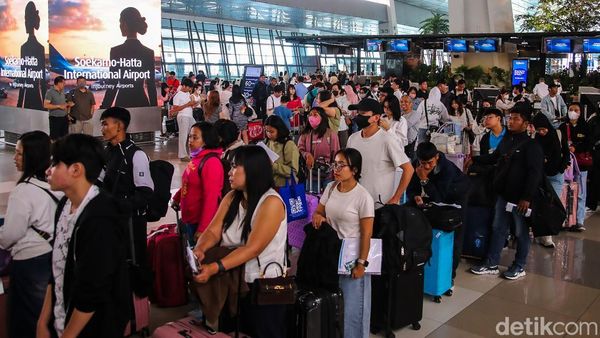 Bandara Soetta Kembali Beroperasi, Calon Penumpang Ramai Padati Terminal Keberangkatan