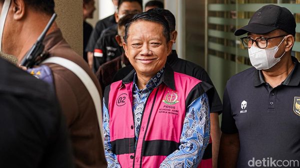 Berompi Tahanan, Febrie Adriansyah kembali Jalani Pemeriksaan di Kejagung