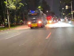 Brimob Polda Metro Semprot Jalanan di Jakarta-Bekasi Cegah Abu Vulkanik