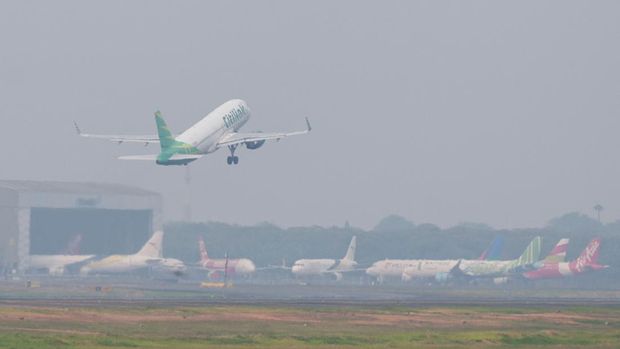 Citilink Airbus lepas landas dari Bandara Internasional Soekarno-Hatta, saat airport dibuka kembali pasca letusan Gunung Anak Krakatau, di Tangerang, dekat Jakarta, Indonesia, 8 September 2026. (REUTERS/Yuddy Cahya Budiman)