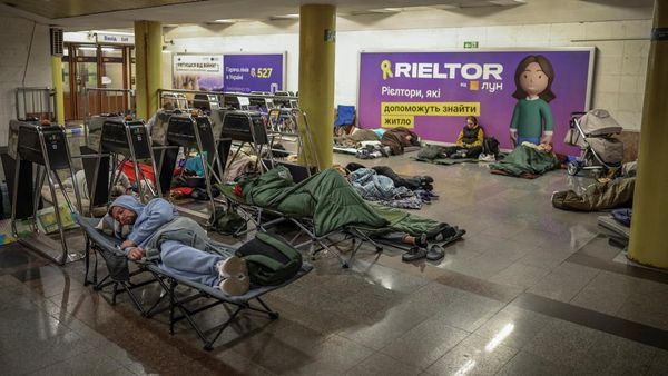 Dihantui Serangan Drone Rusia, Warga Kyiv Mengungsi ke Stasiun Metro