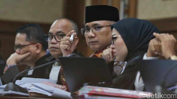 Duduk di Kursi Terdakwa, Yaqut Simak Kesaksian Empat Saksi