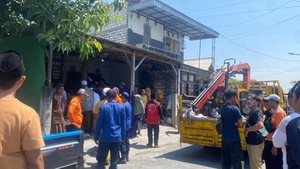 Jenazah Pria 250 Kg Dievakuasi Pakai Crane, Pemakaman Berlangsung 5 Jam