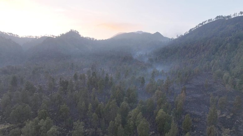 Helikopter Sudah 15 Kali Lakukan Water Bombing di Kebakaran Gunung Ijen