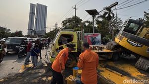 Hindari Motor Rem Mendadak, Ekskavator Jatuh dari Truk di Jemur Andayani