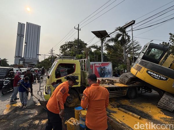 Hindari Motor Rem Mendadak, Ekskavator Jatuh dari Truk di Jemur Andayani