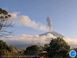 Abu Vulkanik Mirip Pasir Hujani 11 Desa di Lereng Gunung Ile Lewotolok