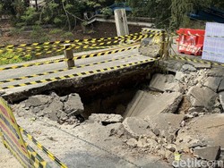 Jalan di Duren Sawit Jaktim Amblas Usai Dilintasi Truk Muatan Pasir