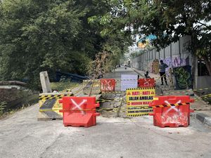 Pemilik Truk Pasir Bakal Perbaiki Jalan di Duren Sawit Jaktim yang Amblas