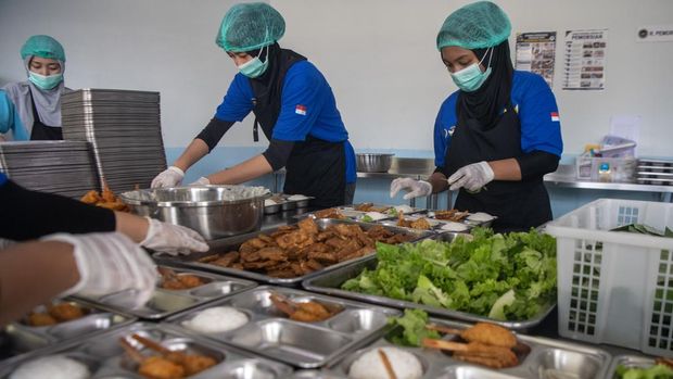 Jangkauan program MBG di Sumatera Selatan Pekerja menyiapkan paket makanan untuk program makan bergizi gratis (MBG) di dapur Satuan Pelayanan Pemenuhan Gizi (SPPG) Polda Sumatera Selatan di Palembang, Sumatera Selatan, Rabu (19/8/2026). Berdasarkan data dari Kantor Pelayanan Pemenuhan Gizi (KPPG) Palembang, program MBG telah menjangkau 17 kabupaten dan kota di Sumatera Selatan dengan total penerima manfaat mencapai 2.036.667 orang dan 834 SPPG telah beroperasi sedangkan jumlah SPPG yang sudah memiliki Sertifikat Laik Higiene Sanitasi (SLHS) sebanyak 794 SPPG. ANTARA FOTO/Nova Wahyudi/YU