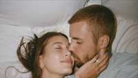 Pemotretan Bareng, Justin & Hailey Bieber Intim di Ranjang untuk Cover Majalah