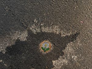 Sindiran Artistik Perajin Kaca untuk Jalan Berlubang di Kota Malang