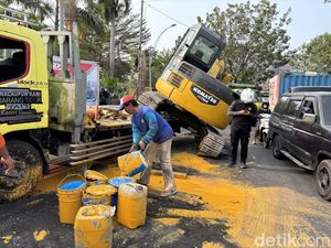 Ekskavator Jatuh dari Truk Pengangkut di Surabaya gegara Hindari Motor