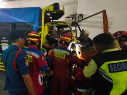 Truk Rem Blong Tabrak Tembok Mal di Tebet Jaksel, Sopir Terjepit