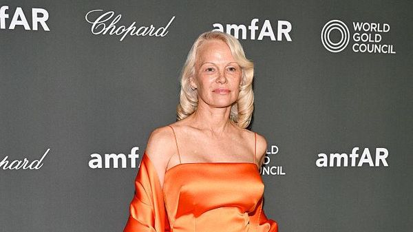 Tampil Tanpa Makeup, Pamela Anderson Ngaku Pernah Divonis Sisa Umur 10 Tahun