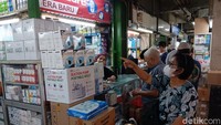 Ada 'Demam Masker' di Pasar Pramuka, Pembeli Borong 20 Box Sekaligus!