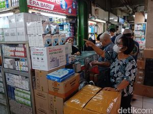Ada Demam Masker di Pasar Pramuka, Pembeli Borong 20 Box Sekaligus!