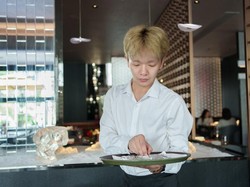 Terungkap! Alasan Pelayan Angkat Piring Sebelum Semua Orang Selesai Makan