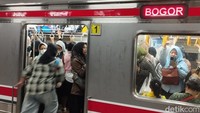 Anker Ngeluh Jumlah Perjalanan Dikurangi Bikin KRL Jakarta-Bogor Makin Penuh