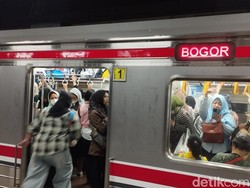 Anker Ngeluh Jumlah Perjalanan Dikurangi Bikin KRL Jakarta-Bogor Makin Penuh