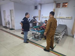 Personel Damkar Manado Tersengat Listrik Saat Padamkan Kebakaran