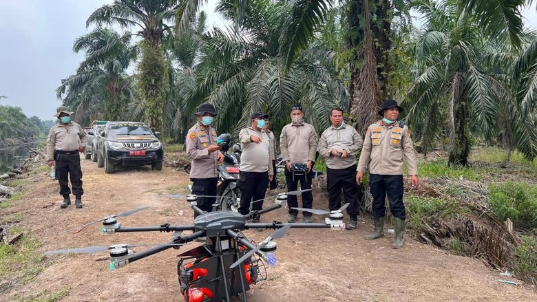 Polda Riau Kerahkan Drone Pemadam Api Tangani Karhutla di Siak