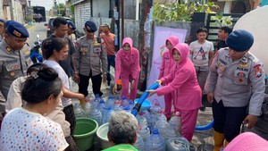 Kemarau Panjang, Brimob Polda Jatim Bagikan 37 Ribu Liter Air Bersih
