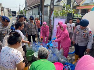 Kemarau Panjang, Brimob Polda Jatim Bagikan 37 Ribu Liter Air Bersih