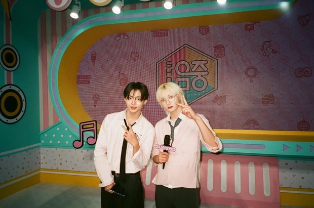 Potret Sungho BOYNEXTDOOR dan Sangwon ALD1/ Foto: instagram.com/kangseok_kim Potret Sungho BOYNEXTDOOR dan Sangwon ALD1 dalam panggung MC 'Music Core' pada (5/9).