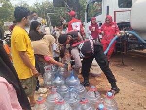 Polisi Bantu Salurkan Air Bersih di Sawangan Imbas Musim Kemarau
