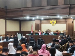 1 Hakim Kasus Eks Menag Diganti Sementara Imbas Pesawat Terdampak Abu Vulkanik