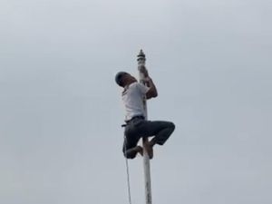 Siswa SMAN 1 Enrekang Panjat Tiang Saat Upacara gegara Tali Bendera Putus