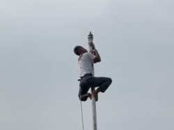 Siswa SMAN 1 Enrekang Panjat Tiang Saat Upacara gegara Tali Bendera Putus