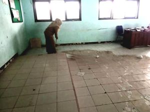 SMPN Larangan 4 Brebes Kena Abu Vulkanik Anak Krakatau
