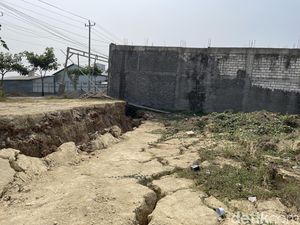Sungai Juana Pati Mengering Picu Tanah Rengkah, 7 Ruko Rusak