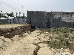 Sungai Juana Pati Mengering Picu Tanah Rengkah, 7 Ruko Rusak