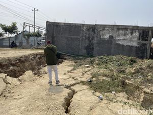 Video: Tanah Bergerak Akibat Sungai Juana Pati Mengering Bikin 7 Ruko Rusak