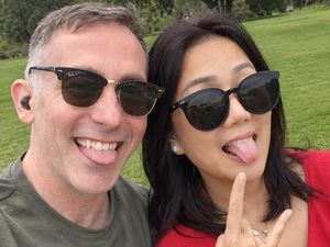Tante Ernie Jatuh Cinta, Unggah Foto Mesra dengan Bule