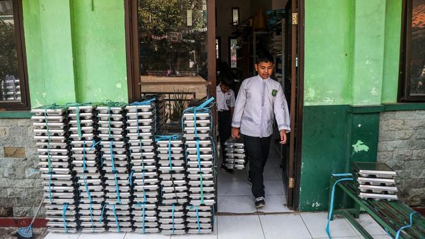 Target jumlah penerima manfaat MBG pada 2027 Dua siswa SDN Jati Asih X membawa paket Makan Bergizi Gratis (MBG) di Jati Asih, Kota Bekasi, Jawa Barat, Jumat (4/9/2026). Badan Gizi Nasional (BGN) memastikan anggaran MBG tahun 2027 sebesar Rp240,2 triliun untuk menjangkau 72,4 juta penerima manfaat yang terdiri atas anak sekolah usia PAUD hingga SMA, ibu hamil dan menyusui, serta balita. ANTARA FOTO/Darryl Ramadhan/sgd