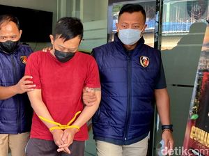 Tampang Lesu Taufik Hidayat Saat Digiring ke Kejaksaan