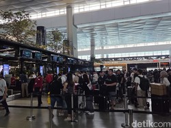 Suasana Terminal 3 Usai Soetta Beroperasi Lagi, Antrean Check-in Mengular