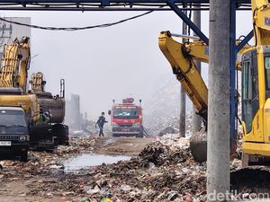 Hari Ketujuh Kebakaran TPA Putri Cempo, Petugas Masih Berjuang Padamkan Blok B