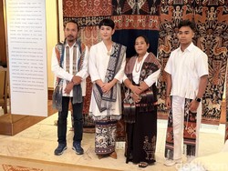 Cinta Tenun Sumba, Oscar Lawalata Bangun Rumah Budaya di NTT