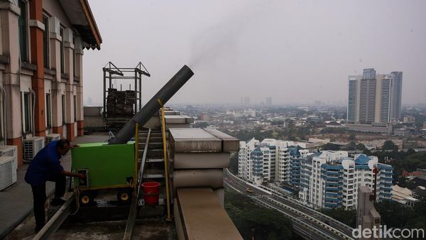 Water Mist dari Atas Gedung Wali Kota Jakarta Selatan Redam Panas