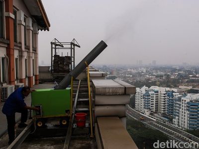Water Mist dari Atas Gedung Wali Kota Jakarta Selatan Redam Panas