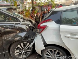Brakkk! Alphard Tabrak 5 Motor dan 3 Mobil di Menur Pumpungan Surabaya